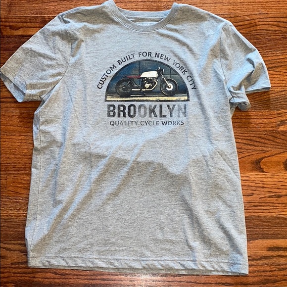 grey never worn banana republic t shirt